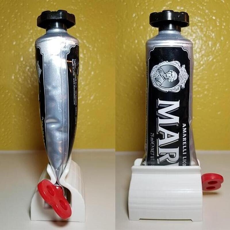 Rolling toothpaste squeezer